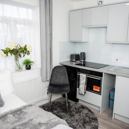 Small But Cozy Studio, Great Tube Connection Лондон Экстерьер фото