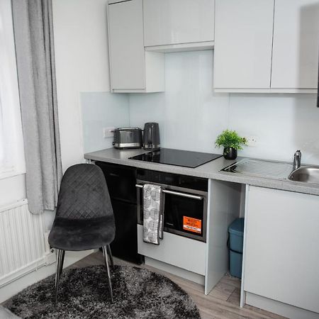 Small But Cozy Studio, Great Tube Connection Лондон Экстерьер фото