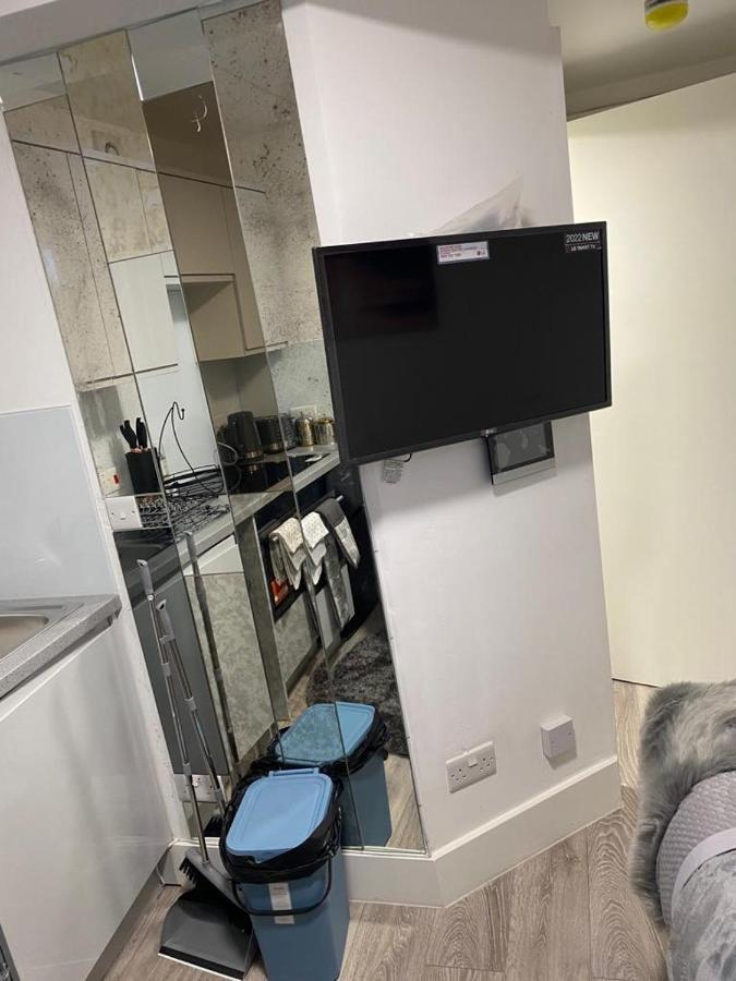 Small But Cozy Studio, Great Tube Connection Лондон Экстерьер фото