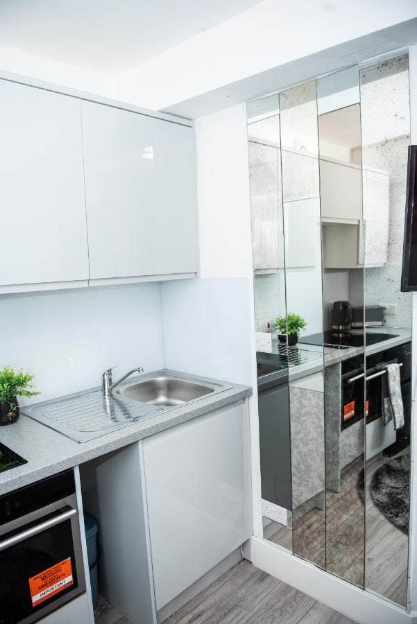 Small But Cozy Studio, Great Tube Connection Лондон Экстерьер фото